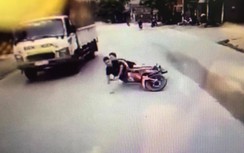 Video: 2 nam thanh niên đi xe máy lao vào gầm xe tải