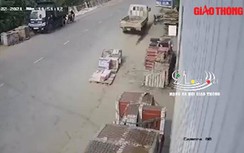 Video: Tông vào đuôi xe tải đỗ lề đường, nam sinh tử vong tại chỗ