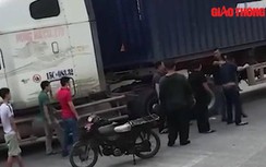 Video: Tài xế xe container bị "mưa đòn" sau va chạm với xe máy
