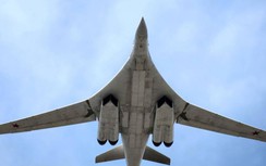 Mạng Sina Trung Quốc thán phục khi Tu-160 Nga cho F-35 Mỹ “nuốt bụi”