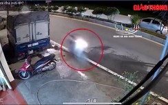 Video: Nam thanh niên lao như "mũi tên", ngã bắn vào vỉa hè bất tỉnh