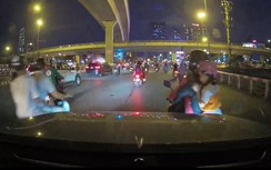 Đánh cược mạng sống khi tạt đầu ô tô