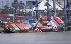 Đang cứu nạn tàu chở container bị lật tại cảng Tân Cảng Hiệp Phước