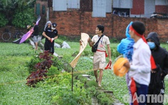 Ảnh: "Diều thủ" đội mưa, lội bùn tranh tài tại hội làng Bá Dương Nội