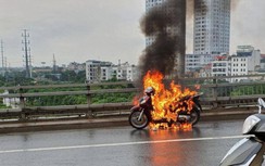 Video TNGT 26/4: Xe máy SH cháy rụi trên cầu Nhật Tân, Hà Nội