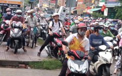 Chùm ảnh: Kẹt xe kinh hoàng trên đường Nguyễn Văn Tăng sau cơn mưa
