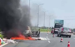 Xe Mitsubishi cháy trơ khung trên cao tốc Pháp Vân - Cầu Giẽ - Ninh Bình