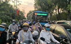 Chùm ảnh: Đường phố Hà Nội “chật như nêm” trước kỳ nghỉ lễ 30/4