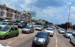 Hàng nghìn xe "chôn chân" ở cửa ngõ Đồng Nai, buộc xả trạm BOT sáng 30/4