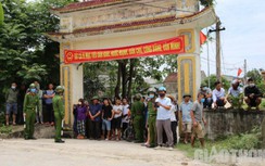 Đông người dân tụ tập gần hiện trường vụ án mạng sau tiếng súng ở Nghệ An