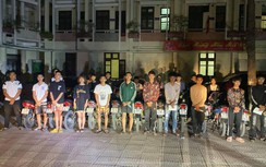 Bắt 25 "trẻ trâu" đua xe náo loạn ở Thành cổ Sơn Tây trong đêm 30/4
