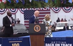 Video Tổng thống Mỹ Joe Biden loay hoay tìm khẩu trang và kết thúc bất ngờ