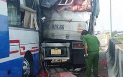 Video TNGT 5/5: Xe khách tông đuôi xe tải, hành khách tử vong thương tâm