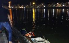 Công an vật lộn đưa nhân viên rửa xe say rượu lặn ngụp dưới hồ lên bờ