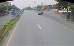 Video: Rẽ phải thiếu quan sát, ô tô tông văng 2 người đi xe máy