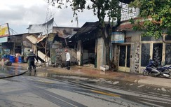 Cửa hàng sơn bốc cháy dữ dội ở TP.HCM, lan sang 2 căn nhà liền kề