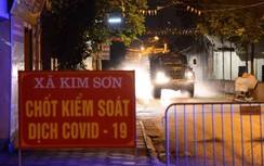 Quân đội xuyên đêm khử khuẩn nơi ở của 4 học sinh Hà Nội nhiễm Covid-19