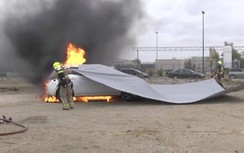 Video: Dập tắt cháy xe chỉ bằng một tấm vải