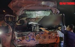 Video TNGT 12/5: Xe tải va chạm xe khách, người phụ nữ tử vong trong cabin