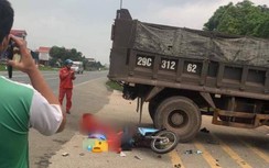 Video: Xe máy đi nhanh tông ngang xe tải đang sang đường, 1 người tử vong