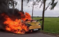 Ô tô Hyundai Genesis bùng lửa rồi bốc cháy trơ khung, tài xế bị bỏng