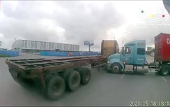 Video: Khoảnh khắc 2 xe container va nhau toác đầu giữa ngã tư