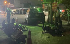 Video: Ô tô tông hàng loạt xe máy dừng đèn đỏ, nhiều người nhập viện khẩn