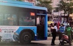 Xác minh phụ xe buýt Hà Nội hành hung lái xe Grab ngay trên phố