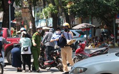 Hà Nội: Tổ CSGT phục vụ bầu cử kịp thời giúp đỡ cụ ông đi xe đạp bị TNGT