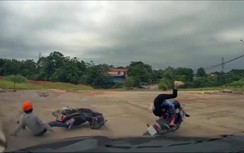 Video: Hai xe máy thiếu quan sát, tông nhau ngã nhào giữa ngã tư