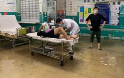 BV Đa khoa Hóc Môn ngập sau mưa lớn, bác sĩ bì bõm lội nước khám bệnh