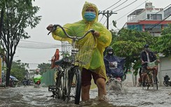 Mưa trắng trời nhiều giờ, đường TP.HCM lại biến thành sông