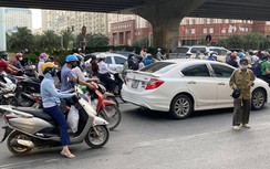 Mất an toàn giao thông khi người xin tiền tràn xuống đường