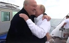 Dân Anh phản ứng trái chiều với cái ôm của Putin-Lukashenko trên du thuyền