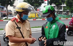 CSGT TP.HCM bắt đầu xử phạt người đi đường không đeo khẩu trang