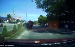 Video: Xe bán tải đi lạng lách tông đổ cột quảng cáo giữa đường