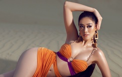 Hoa hậu Khánh Vân khoe dáng nõn nà trên đồi cát