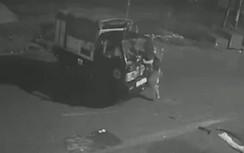 Video: Tông trực diện vào đầu xe tải, người đàn ông đi xe máy tử vong