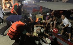 Kịp thời ứng cứu 12 ngư dân trên tàu cá bị sà lan đâm chìm ở Huế
