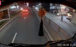Video: Xe container lấn làn, tông xe con xoay ngang trên đường