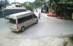 Video: Xe tải húc văng người đàn ông đi xe đạp trong tai nạn liên hoàn