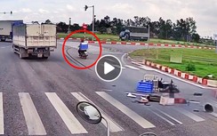 Video: Xe máy lao như tên bắn, tông đuôi xe tải, 1 người tử vong