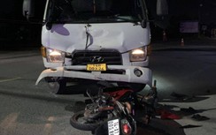 Chuyển hướng sai, xe tải gây tai nạn với xe máy khiến 2 người bị thương