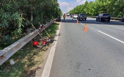 Truy tìm tài xế ô tô tông tử vong công nhân cắt cỏ trên Đại lộ Thăng Long