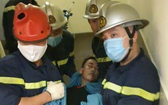 Hà Nội: Cảnh sát giải cứu nam thanh niên bị kẹt đầu vào thang máy