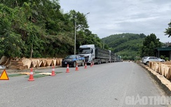 Hà Giang: Bị "sờ gáy", tài xế đoàn xe quá tải cố thủ gần 1 ngày
