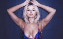 Selena Gomez hoá "gái hư", diện bikini khoe vòng 1 đẫy đà