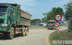 Thừa Thiên-Huế: Xe quá tải ồ ạt hoạt động, phá cầu đường huyết mạch
