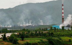 Sau mưa, bãi thải mỏ than Nông Sơn lại bốc khói mịt mù, gây ô nhiễm
