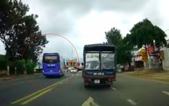 Video: Xe khách vượt ẩu suýt gây tai nạn với ô tô con ở Lâm Đồng